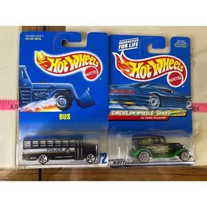 Hot Wheels Circus On Wheels '32 Ford Delivery & Police‎ Bus Collector Set